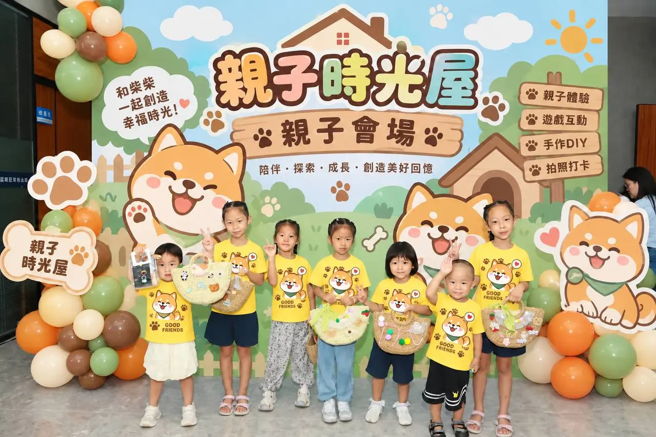 孩子們在親子時光屋展示手作作品